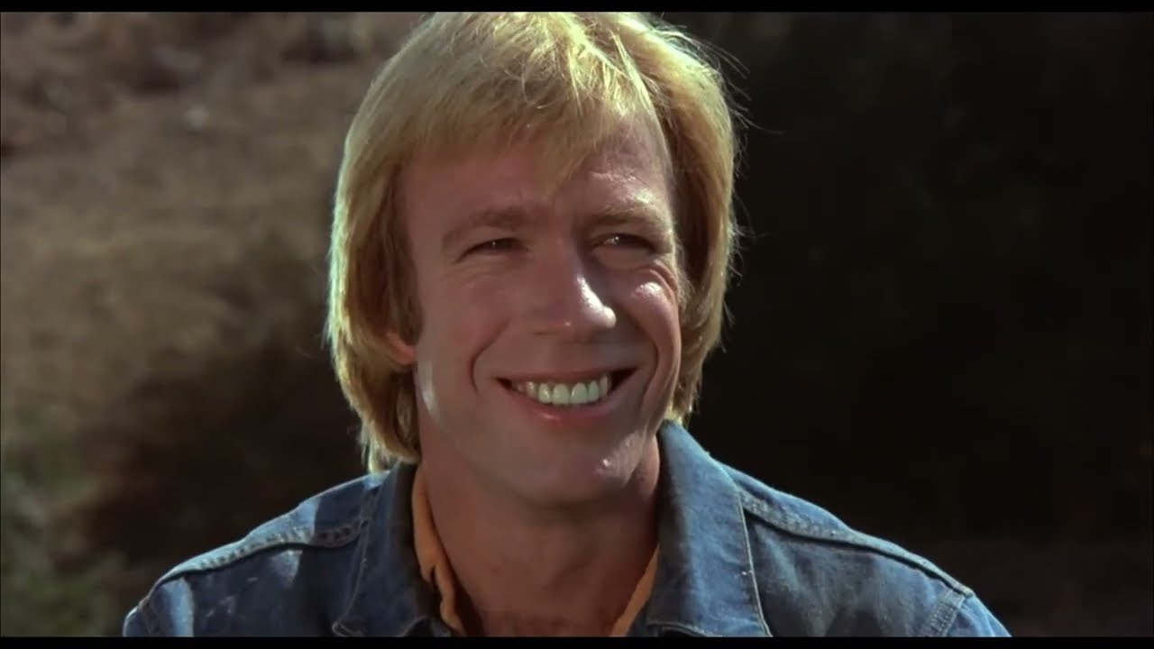 רגע מתוך היצירה: אגדת האקשן על שמונה-עשר גלגלים: צ'אק נוריס כובש את המסך בסרט קלאסי מרהיב