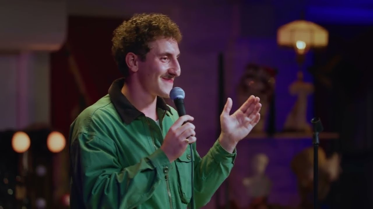 רגע מתוך היצירה: איך הופכים תאוריות קונספירציה לקומדיה מושחזת? מאליק אלעסאל עושה סדר בראש