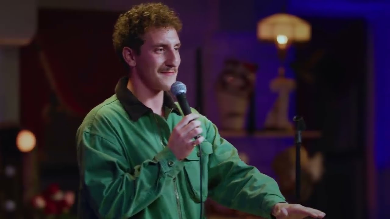 רגע מתוך היצירה: איך הופכים תאוריות קונספירציה לקומדיה מושחזת? מאליק אלעסאל עושה סדר בראש