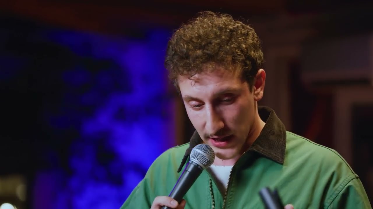 רגע מתוך היצירה: איך הופכים תאוריות קונספירציה לקומדיה מושחזת? מאליק אלעסאל עושה סדר בראש
